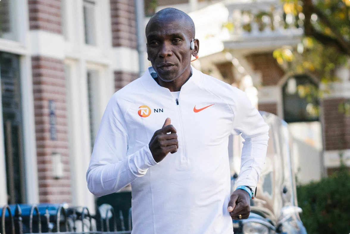 eliud-kipchoge-running-with-shokz-headphones-france eliud kipchoge courant avec des écouteurs shokz france