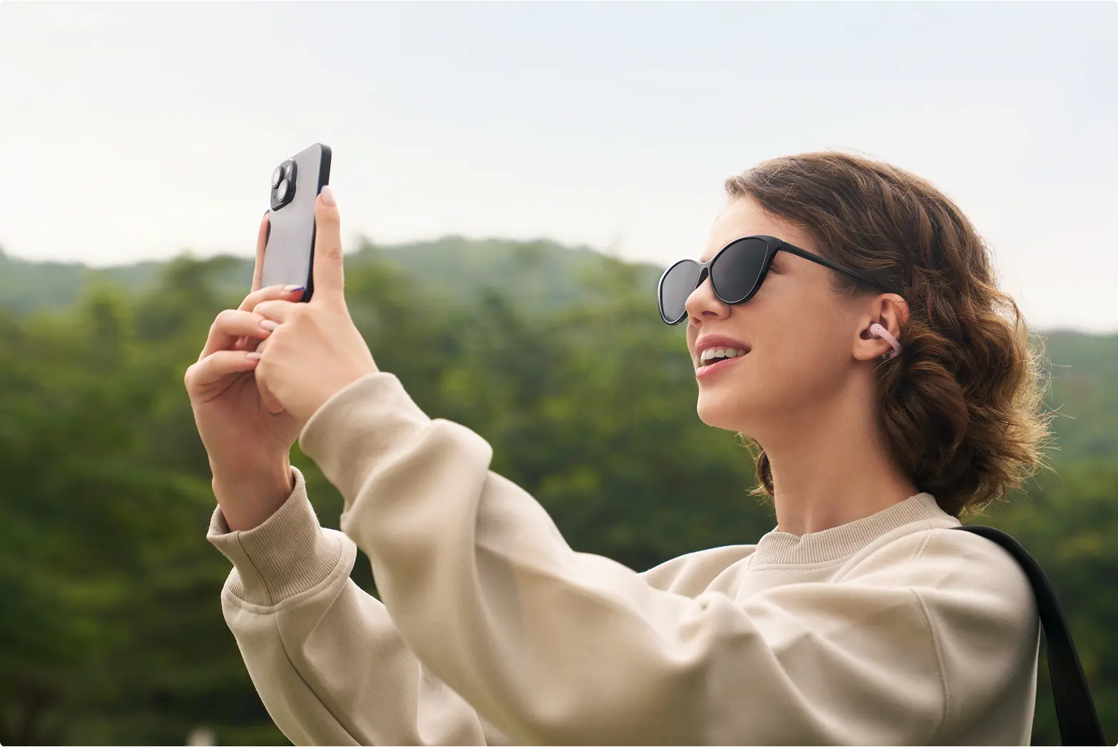 shokz_uk_1_openfit_bg_running_3_11_8dc77886-1ab6-4a26-87ea-d2278fc1576a cadeaux de Noël